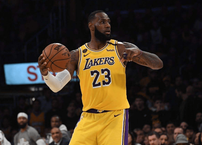 詹姆斯轰下三双数据,湖人加时险胜掘金夺榜首  詹姆斯轰下三双数据,湖人加时险胜掘金夺榜首