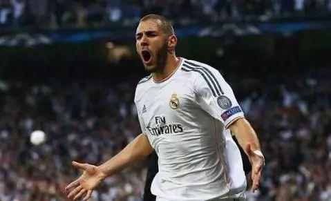 门兴格拉德巴赫默契配合,团队足球撕破对手防线  门兴格拉德巴赫默契配合,团队足球撕破对手防线